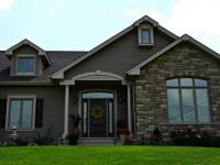 Porte d'entr&eacute;e en acier avec deux lat&eacute;raux et Fen&ecirc;tres &agrave;&nbsp;battant en PVC