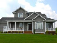 Fen&ecirc;tres &agrave; battant en PVC, porte d&rsquo;entr&eacute;e en acier et fen&ecirc;tres coulissantes en PVC.